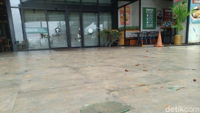 Sekelompok warga merangsek masuk ke AEON Mall Jakarta Garden City 9JGC) Cakung, Jakarta Timur. Massa menyerang dan merusak fasilitas di mal tersebut.
