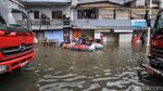 Damkar Sedot Banjir di Grogol