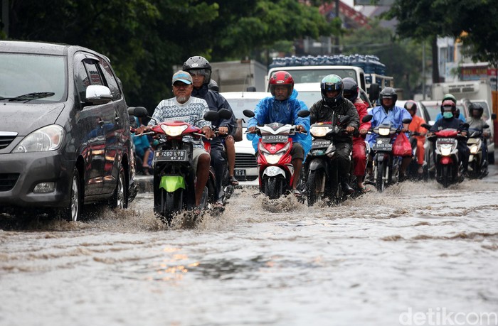 Drainase yang buruk dan hujan deras yang terus mengguyur wilayah Kota Bekasi dan sekitarnya, mengakibatkan Jalan Siliwangi Raya, Kota Bekasi, terendam banjir, Selasa (25/2/2020).
