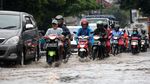 Aksi Nekat Menerobos Banjir di Jalan Siliwangi Bekasi