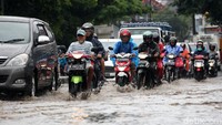 Banjir merendam Jalan Siliwangi, Kota Bekasi, Selasa (25/2/2020).
