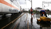 Perjalanan kereta api jarak jauh di Stasiun Pasar Senen mengalami gangguan akibat terendamnya wesel kereta tersebut.