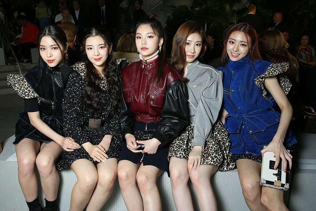 Meskipun baru debut setahun yang lalu, ITZY telah menarik perhatian dunia mode. ITZY telah diundang ke pertunjukan Louis Vuitton di New York dan Paris. Pakaian panggung mereka mendapat perhatian. Grup ini dikenal dengan penampilannya pakai rok tartan, sepatu boot setinggi paha, dan aksesori yang edgy. Foto: dok. ist