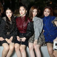Meskipun baru debut setahun yang lalu, ITZY telah menarik perhatian dunia mode. ITZY telah diundang ke pertunjukan Louis Vuitton di New York dan Paris. Pakaian panggung mereka mendapat perhatian. Grup ini dikenal dengan penampilannya pakai rok tartan, sepatu boot setinggi paha, dan aksesori yang edgy. Foto: dok. ist
