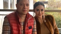 Isu  soal cerai tengah menerpa keluarga Raul Lemos dan Krisdayanti. Raul dikabarkan mendatangi Pengadilan Agama Jakarta Selatan namun kabar ini ditepis ayah dari Amora dan Kellen ini. Foto: Instagram @raullemos06