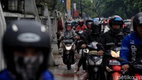 Guna menghindari motor mogok akibat banjir tak sedikit pengendara motor yang melintas di atas jalur pedestrian di kawasan tersebut.