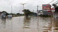Banjir yang merendam wilayah Periuk, Tangerang tersebut membuat Jembatan Alamanda tak dapat dilalui oleh warga.