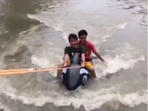 Mobil Tak Bisa Lewat karena Banjir, Ada Lumba-lumba di Jalanan Jakarta