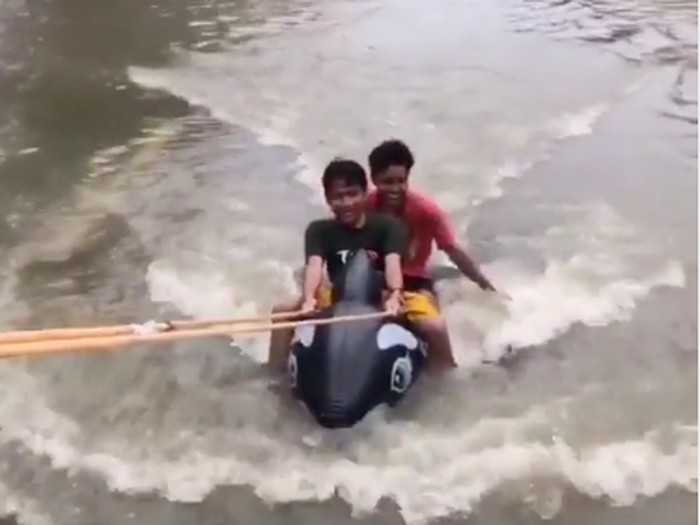 saat hujan menerjang malah bermain air.