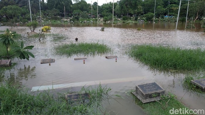 Banjir merendam makam-makam di Taman Pemakaman Umum (TPU) Karet Bivak (Wilda Hayatun Nufus/detikcom)