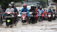 Aksi Nekat Menerobos Banjir di Jalan Siliwangi Bekasi