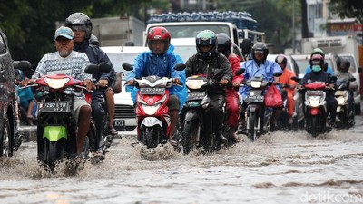 Aksi Nekat Menerobos Banjir di Jalan Siliwangi Bekasi