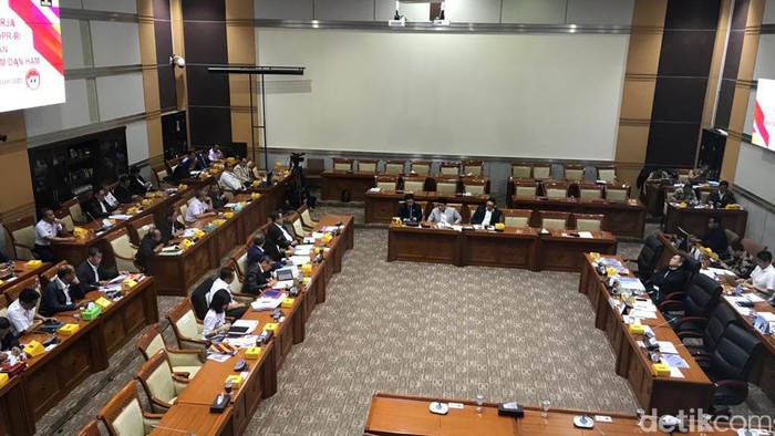 Menteri Hukum dan HAM Yasonna H Laoly rapat kerja dengan Komisi III DPR RI