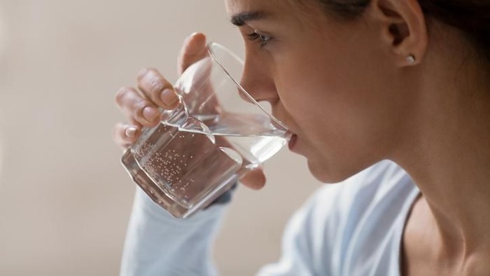 7 Cara Alami Mengatasi Darah Rendah, Termasuk Sering-sering Minum Air Putih