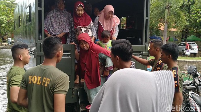 evakuasi korban banjir di pekalongan, 25/2/2020