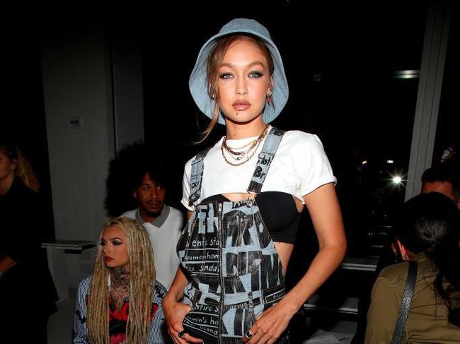 Bucket hat dan celana low-rise pernah jadi tren besar di kalangan anak muda era 90-an. Disebut-sebut sebagai kejahatan tren, kini beberapa fashion item itu kembali populer setelah dikenakan influencer hingga selebriti ternama. Apa saja? Foto: Getty Images/Astrid Stawiarz