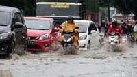 Para pengendara nekat menerobos banjir di Jalan Siliwangi.