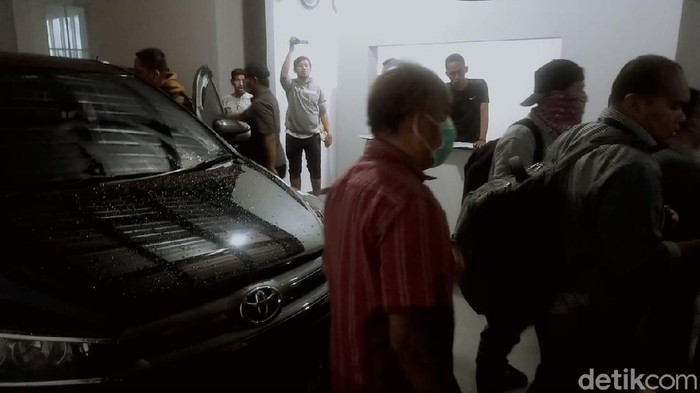 KPK melakukan penggeledahan di sejumlah tempat di Surabaya terkait kasus suap-gratifikasi Rp 46 miliar yang menjerat eks Sekretaris Mahkamah Agung (MA) Nurhadi.