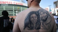 Pada Senin (24/2) waktu setempat, di adakan acara penghormatan terakhir untuk Kobe Bryant dan Gianna di Staples Centre, Los Angeles, AS. Getty Images/Mario Tama