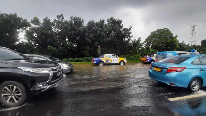 Genangan air di Km 3+800 Tol Cililitan
