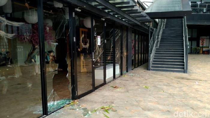 Sekelompok warga merangsek masuk ke AEON Mall Jakarta Garden City 9JGC) Cakung, Jakarta Timur. Massa menyerang dan merusak fasilitas di mal tersebut.