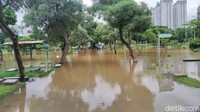Meski begitu, warga yang kerap melewati makam tetap menerobos jalan yang terendam.
