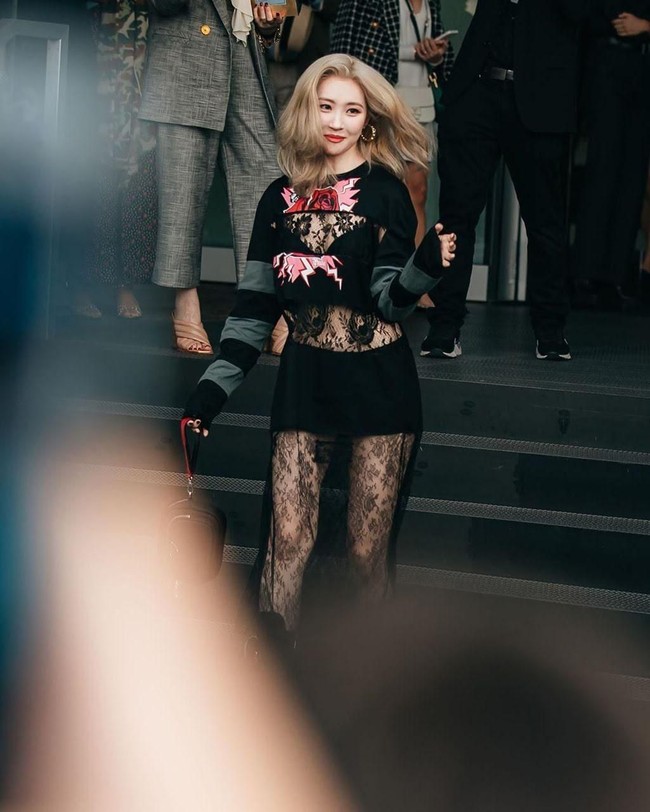 Sunmi tidak hanya terlihat seperti idol K-Pop tetapi juga model karena pilihan gaya berpakaiannya. Sunmi menghadiri pertunjukan Prada di Milan, dan juga menjadi model pakaian serta aksesoris untuk Louis Vuitton, Gucci, dan lainnya seperti yang ia unggah di Instagram pribadinya. Gaya Sunmi unik, memadukan kesan manis dan feminin dengan edgy dan warna gelap. Foto: dok. ist