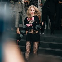 Sunmi tidak hanya terlihat seperti idol K-Pop tetapi juga model karena pilihan gaya berpakaiannya. Sunmi menghadiri pertunjukan Prada di Milan, dan juga menjadi model pakaian serta aksesoris untuk Louis Vuitton, Gucci, dan lainnya seperti yang ia unggah di Instagram pribadinya. Gaya Sunmi unik, memadukan kesan manis dan feminin dengan edgy dan warna gelap. Foto: dok. ist