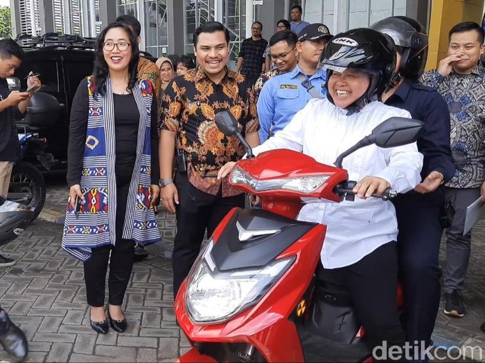 Ada sesuatu yang berbeda yang dilakukan Wali Kota Surabaya Tri Rismaharini. Ia mengendarai sepeda motor setelah mengisi acara di Gedung Robotik ITS Surabaya.