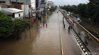 Kawasan terendam banjir tersebut tepatnya berada di depan Halte Busway Pasar Baru Timur, Jakarta.