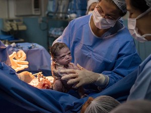 Viral Foto Bayi Langsung Pasang Muka Cemberut Saat Baru Dilahirkan