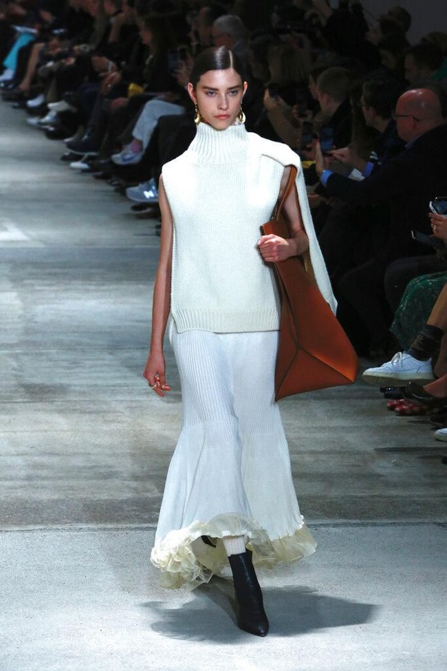 Deretan busana knitwear eksis pula di koleksi Jil Sender. (Foto: AP Photo)