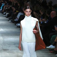 Deretan busana knitwear eksis pula di koleksi Jil Sender. (Foto: AP Photo)