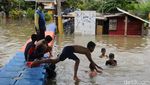 Asyiknya Anak-anak di Periuk Tangerang Bermain Air Saat Banjir