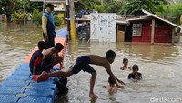 Seorang anak bersiap melompat dari jembatan apung di kawasan Periuk, Tangerang.