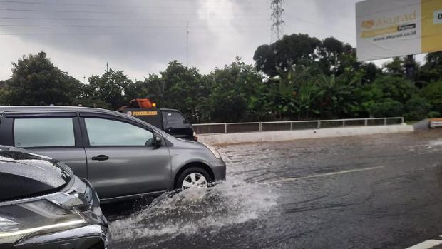 Macet Parah di Tol Jagorawi arah Jakarta Akibat Genangan Air di KM 3