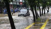 Hingga kini, genangan air masih merendam kawasan Kemang.