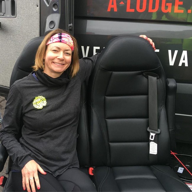 Itu bukan tentang menunggu orang yang sempurna muncul. Itu tentang menunggu mereka yang menerima aku. Orang yang menyadari dia pantas mendapatkan lebih dari remahan roti. Orang yang akhirnya merasakan kehampaan dalam kerinduan. Orang yang berbalik ke arah cinta daripada mengejar penolakan. Orang yang mampu menerima cinta itu. Dan itu pantas ditunggu, tutur Amanda. Foto: Instagram