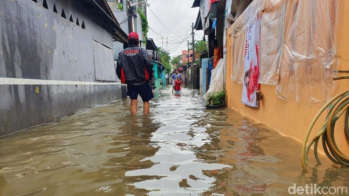 Banjir akibat Kali Baru Bekasi meluap (Isal Mawardi/detikcom)