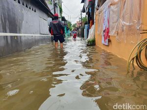 Kali Baru Bekasi Meluap, Warga Evakuasi Alat Elektronik-Pakaian