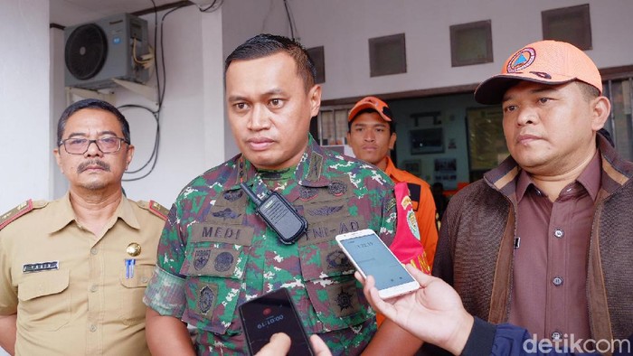 Dandim, Sekda dan Kepala BPBD Karawang saat hendak berangkat meninjau banjir