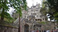 Kastil indah ini memiliki perpaduan sempurna antara arsitektur Gothic, Mesir, Moor dan Renaissance. (iStock)