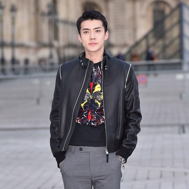 Banyak anggota EXO yang dikenal karena gayanya, dan Sehun jelas salah satu anggota EXO yang gayanya mencuri atensi. Sehun Exo pernah menjadi model untuk Louis Vuitton. Ia pun tampil edgy saat menghadiri pertunjukan Paris Fashion Week beberapa waktu lalu. Foto: dok. ist