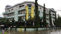 Salah satu titik banjir di perempatan RS Hermina. Air membanjiri jalanan. Namun belum sampai masuk RS yang memiliki pondasi lebih tinggi.