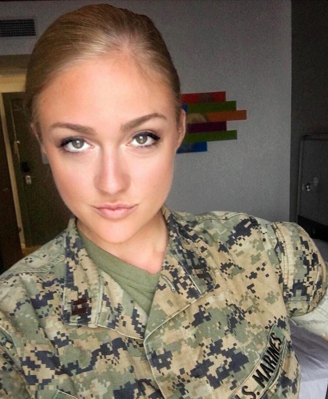 Orang sering terkejut dengan pekerjaanku karena aku tidak seperti tipikal Marinir pada umumnya yang kerap digambarkan, ucap Brie, seperti dikutip dari The Sun.  Foto: Instagram