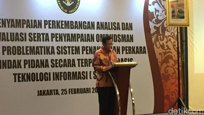 Menko Polhukam Mahfud Md di acara penyampaian perkembangan analisa dan evaluasi sistem penanganan perkara tindak pidana terpadu berbasis teknologi informasi (SPPT-TI).
