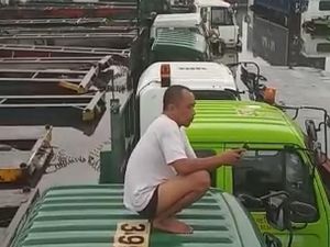 Banjir Jakarta: Truk Ekspedisi Terendam Hingga Berhenti Operasi, Rugi Miliaran