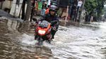 Menengok Aktivitas Warga Semper Cilincing di Saat Banjir