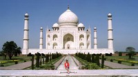 Putri Diana duduk sendiri di depan Taj Mahal. Dia mengunjungi Taj Mahal pada Februari 1992.  (AFP/DOUGLAS E. CURRAN)
