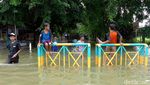 Keceriaan Anak-anak Cipinang Kala Main di Tengah Banjir
